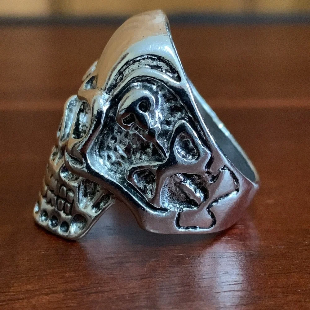 Silver tone skull ring size 9.75